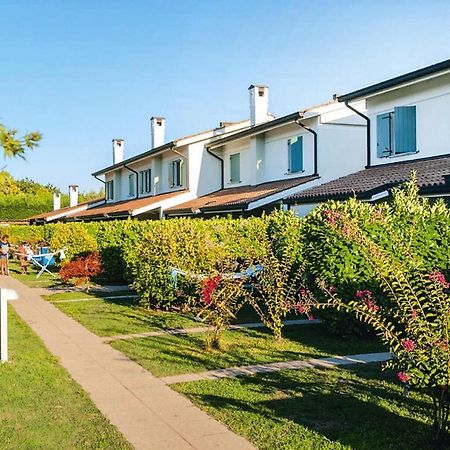 Terraced House In The Ca' Del Pino Holiday Complex With Communal Pool In Bibione Buitenkant foto