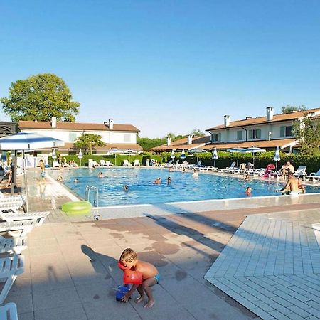 Terraced House In The Ca' Del Pino Holiday Complex With Communal Pool In Bibione Buitenkant foto