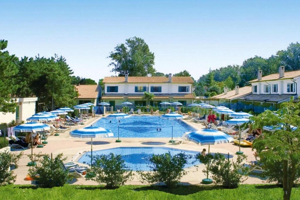 Terraced House In The Ca' Del Pino Holiday Complex With Communal Pool In Bibione Buitenkant foto