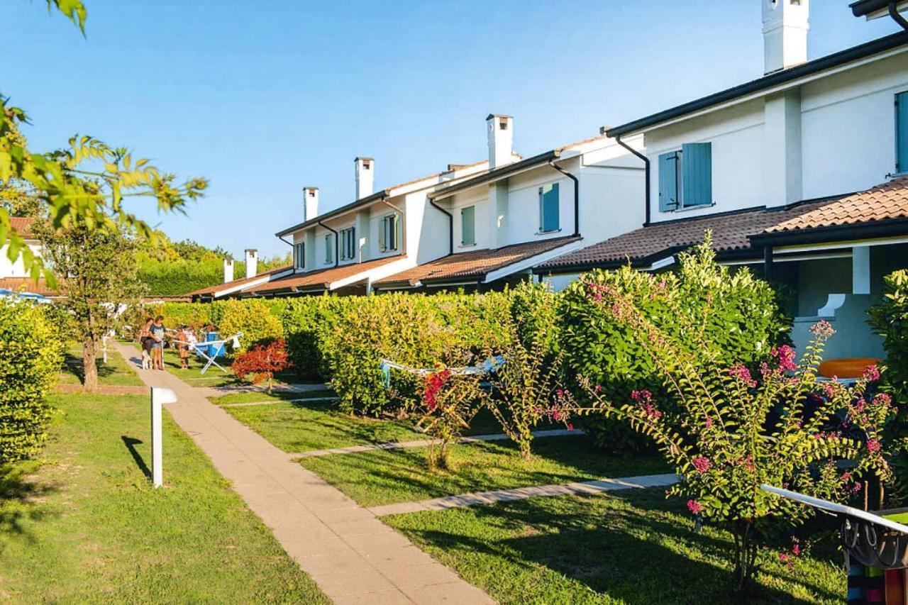 Terraced House In The Ca' Del Pino Holiday Complex With Communal Pool In Bibione Buitenkant foto