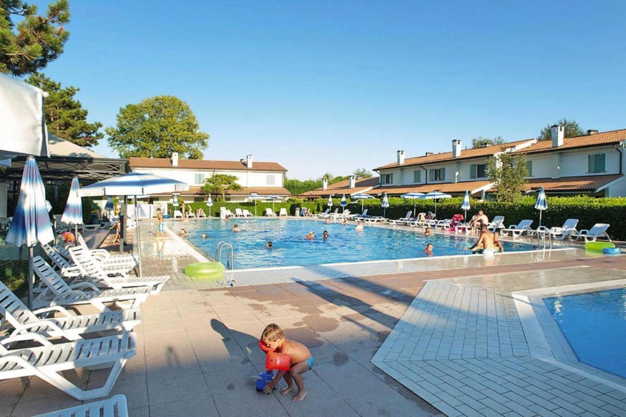 Terraced House In The Ca' Del Pino Holiday Complex With Communal Pool In Bibione Buitenkant foto