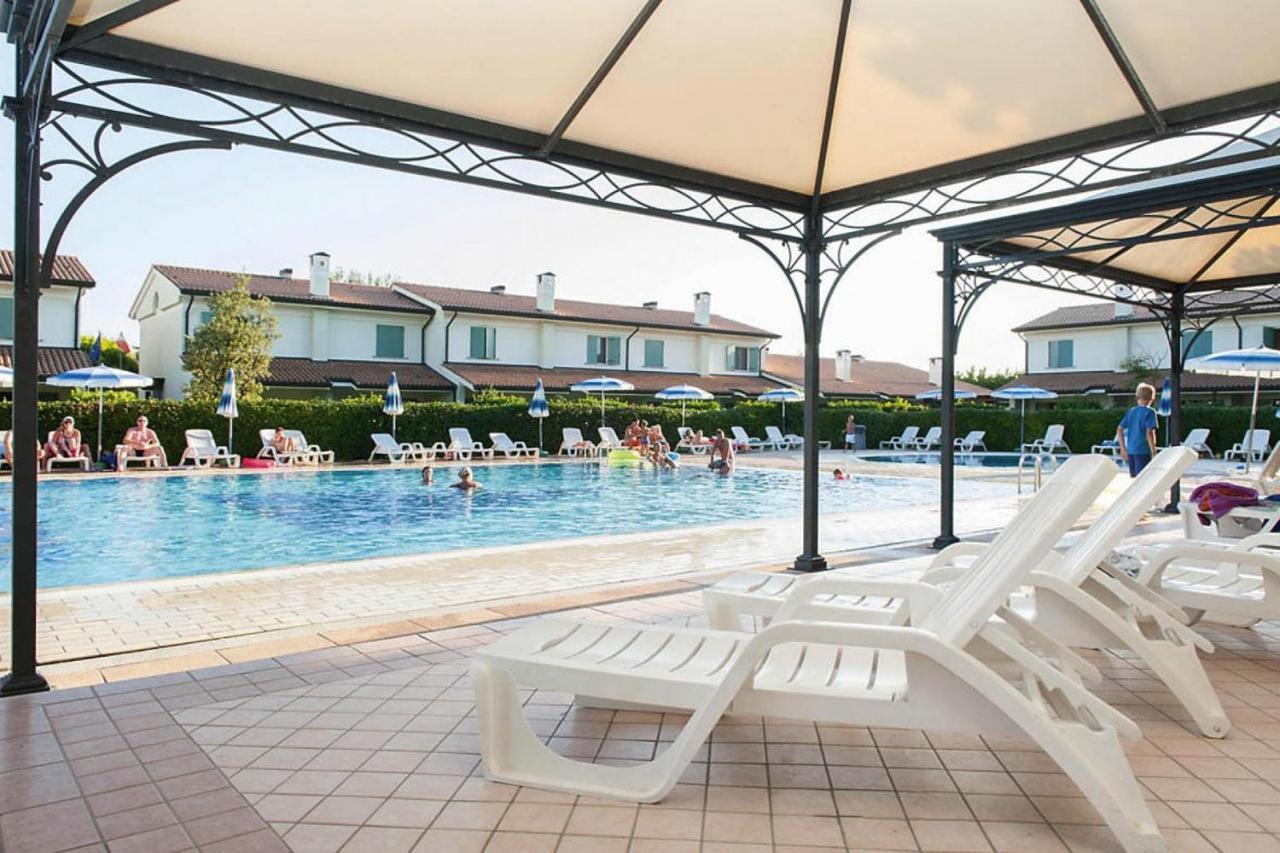 Terraced House In The Ca' Del Pino Holiday Complex With Communal Pool In Bibione Buitenkant foto