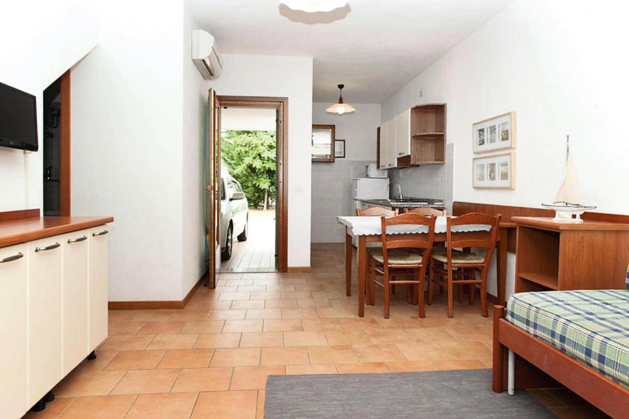 Terraced House In The Ca' Del Pino Holiday Complex With Communal Pool In Bibione Buitenkant foto