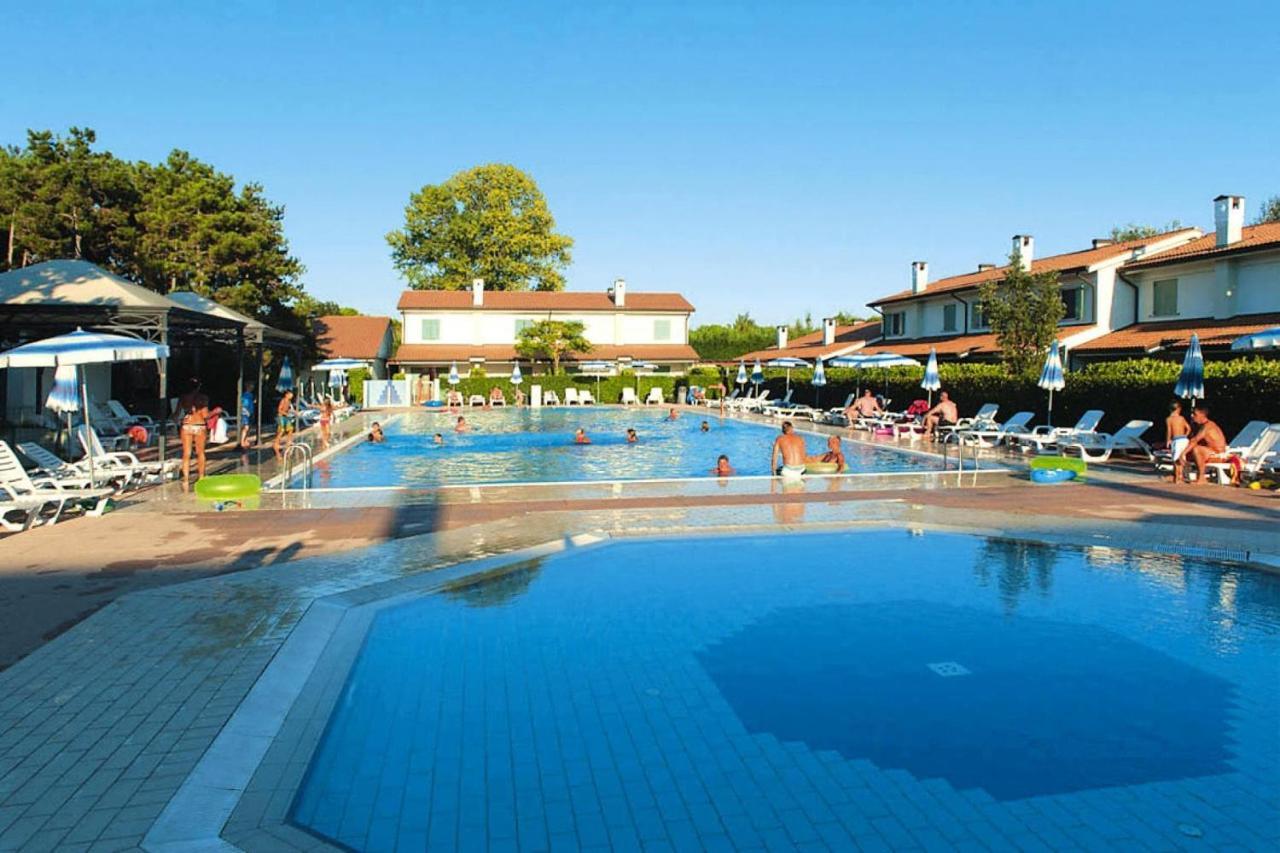 Terraced House In The Ca' Del Pino Holiday Complex With Communal Pool In Bibione Buitenkant foto