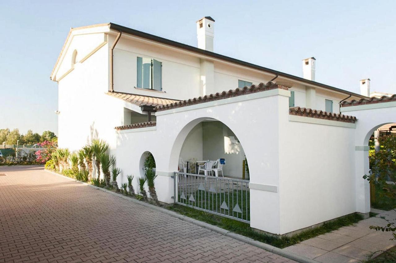 Terraced House In The Ca' Del Pino Holiday Complex With Communal Pool In Bibione Buitenkant foto