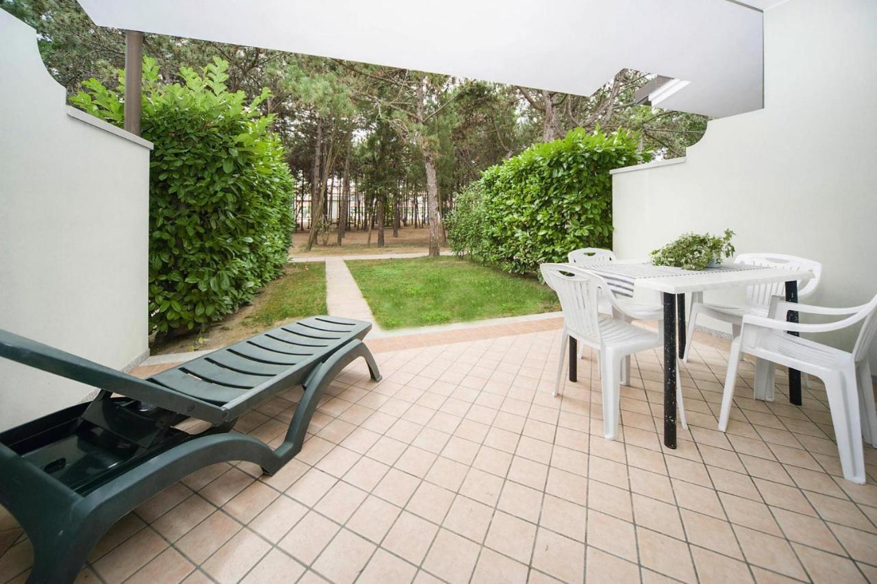 Terraced House In The Ca' Del Pino Holiday Complex With Communal Pool In Bibione Buitenkant foto