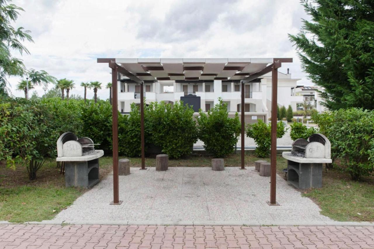 Terraced House In The Ca' Del Pino Holiday Complex With Communal Pool In Bibione Buitenkant foto