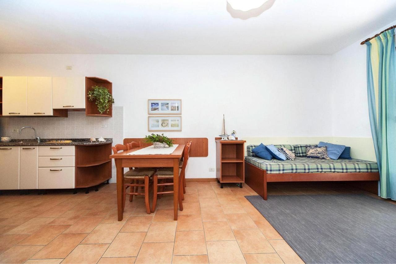Terraced House In The Ca' Del Pino Holiday Complex With Communal Pool In Bibione Buitenkant foto