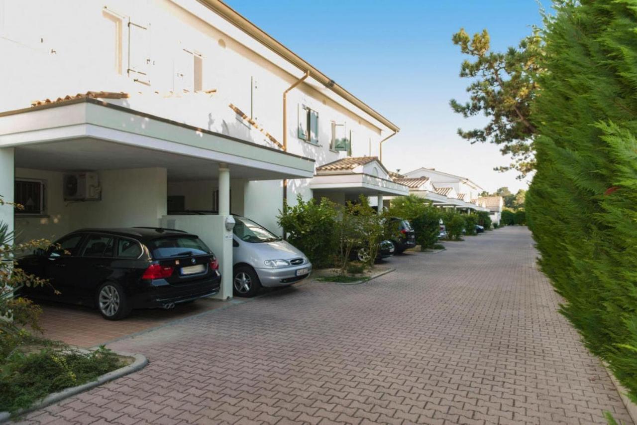 Terraced House In The Ca' Del Pino Holiday Complex With Communal Pool In Bibione Buitenkant foto